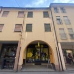 Palazzina Con Negozio A Reddito
