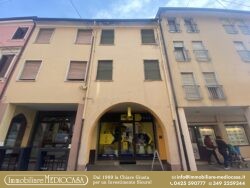 Palazzina con Negozio a Reddito