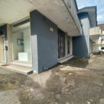 Negozio Con Grandi Vetrine