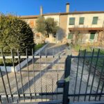 Casa Accostata Su Due Lati