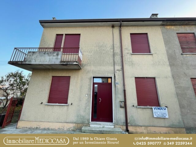 Casa accostata da un lato