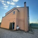 Casa Accostata Da Un Lato