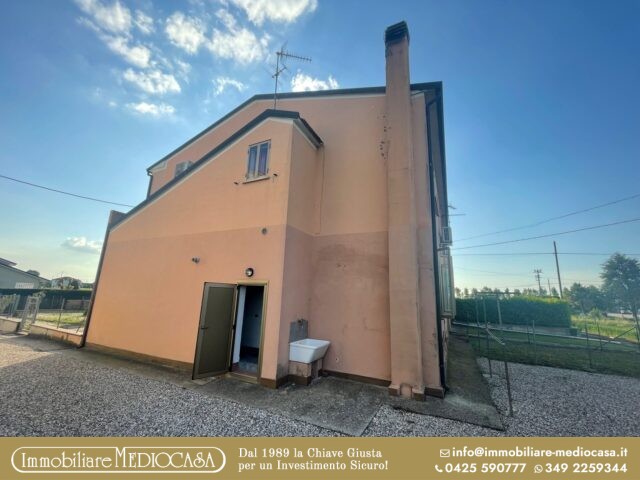 Casa Accostata da un lato
