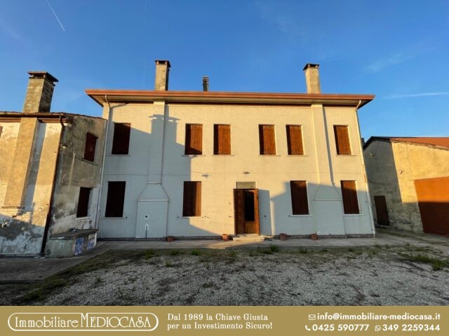 Fabbricato di ampia metratura con negozio e annessi rurali