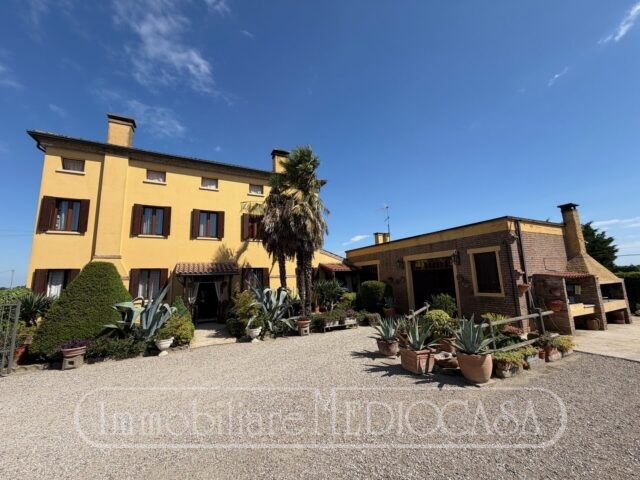 VILLA SINGOLA CON PARCO PRIVATO