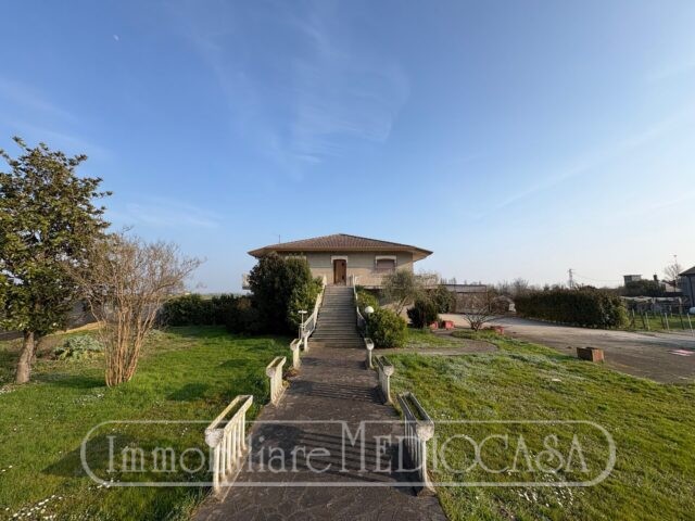 Villa Singola con Magazzino e Terreno Agricolo