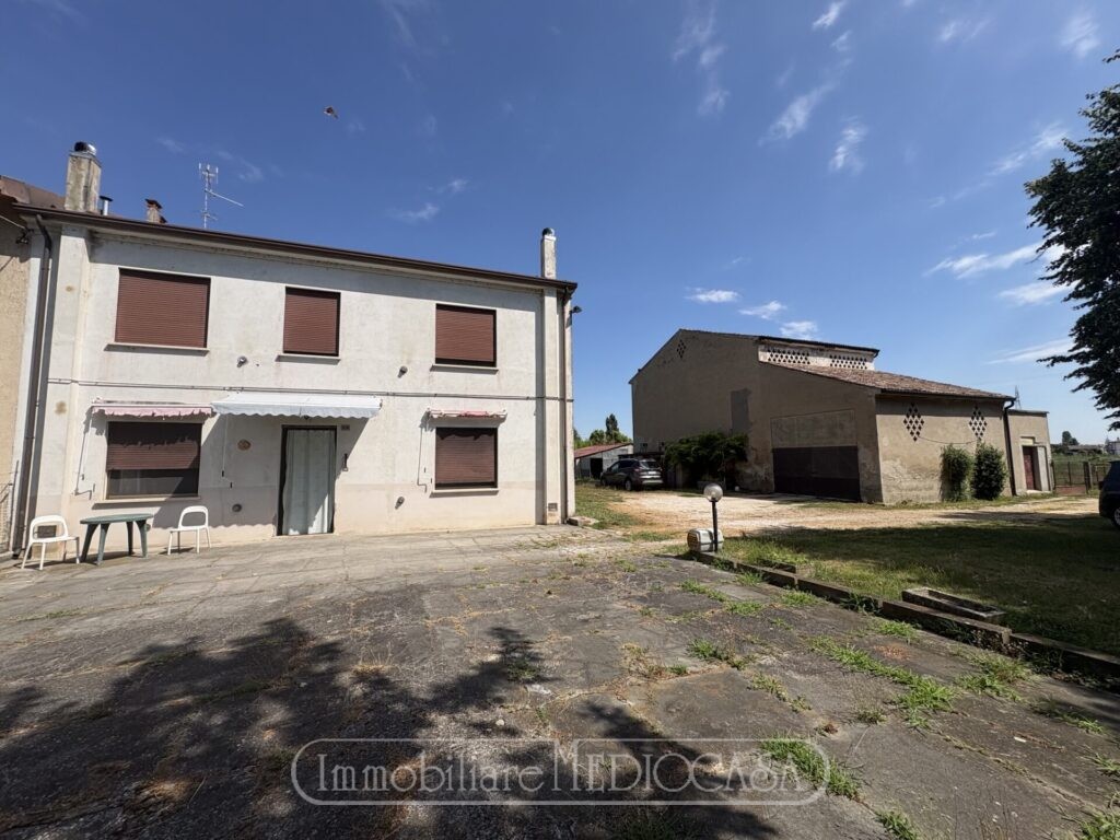 Casa Laterale Con Terreno E Rustico Annesso